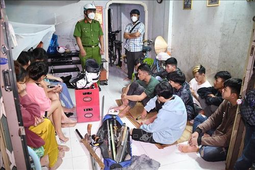 Xác minh, xử lý nhóm thanh, thiếu niên tàng trữ vũ khí thô sơ, sử dụng trái phép ma túy