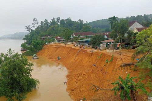 Sạt lở bờ sông Lam sát nhà dân, đe dọa tính mạng hàng chục người