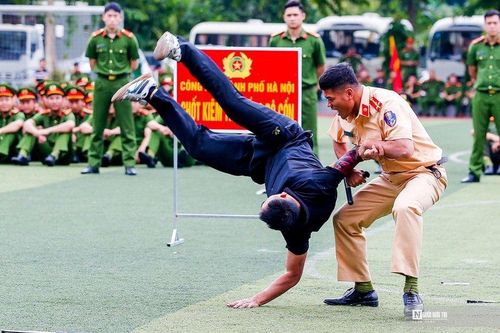 Gần 500 chiến sĩ thi tài võ thuật, quân sự, điều lệnh Công an Nhân dân