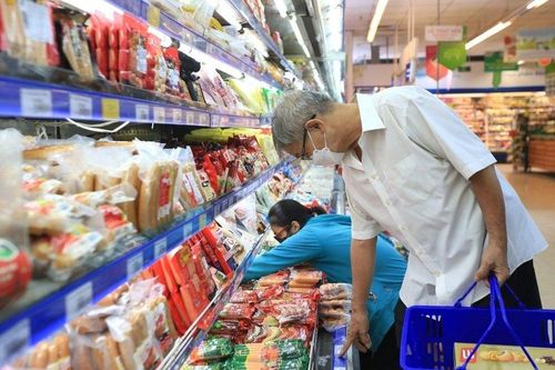 Từ tháng 9, nhiều mặt hàng thiết yếu như gạo, mì ăn liền,... tăng giá