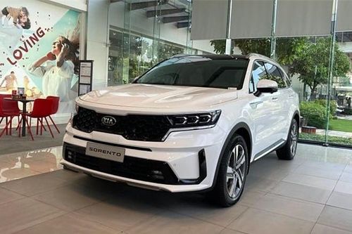 'Huynh đệ tương tàn', Kia Sorento ưu đãi gần 100 triệu đồng đấu Hyundai Santa Fe