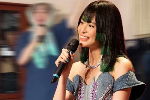 Chàng trai 'cà khịa' Hoàng Thùy Linh hát live, thu về hàng triệu lượt xem
