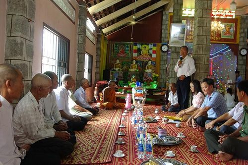 Bí thư Huyện ủy Tri Tôn chúc mừng lễ Sene Dolta