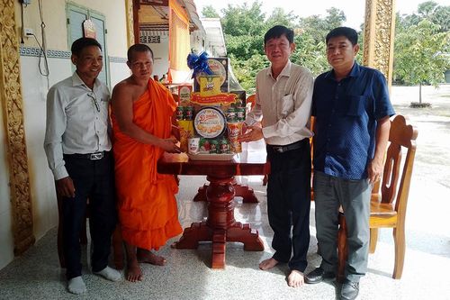 Phó Chủ tịch UBND TX. Tịnh Biên Lâm Văn Bá chúc mừng Lễ Sene Dolta các chùa tại xã An Cư