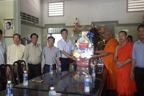 Huyện ủy, HĐND, UBND, UBMTTQVN huyện Thoại Sơn thăm, chúc mừng lễ Sene Dolta tại chùa Kal Pô Prưk