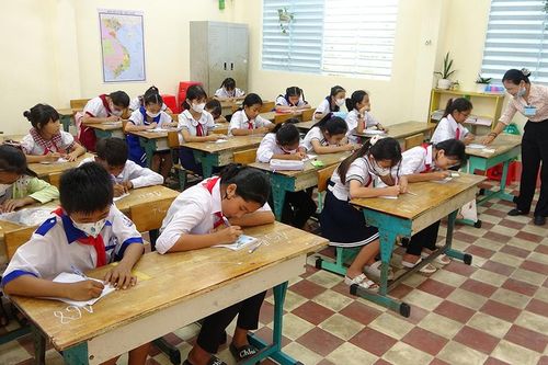 Gần 200 học sinh Tri Tôn thi viết chữ đẹp