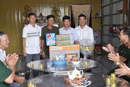Bộ đội trao nhà, tặng quà vùng biên giới tỉnh An Giang