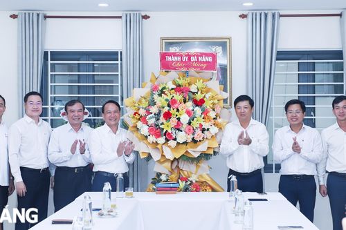 Thường trực Thành ủy chúc mừng kỷ niệm 93 năm ngày truyền thống ngành Tổ chức xây dựng Đảng