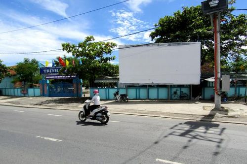 Pa nô tuyên truyền không còn nội dung