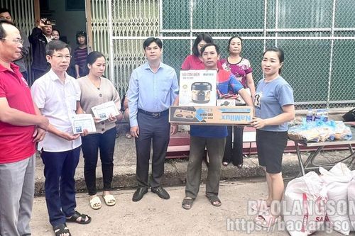 Thăm, tặng quà hỗ trợ 3 gia đình bị cháy nhà trên địa bàn thị trấn Đình Lập