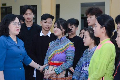 Thứ trưởng Bộ Giáo dục và Đào tạo Ngô Thị Minh khảo sát triển khai Nghị quyết số 29 tại huyện Bảo Thắng