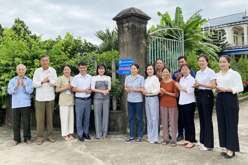 Gắn biển công nhận hộ gia đình đạt tiêu chuẩn '5 không 3 sạch kiểu mẫu'
