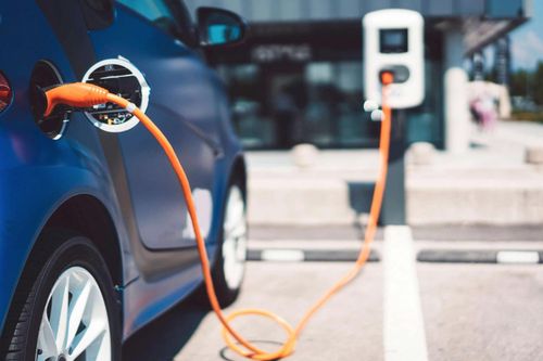 Có nên cấm xe chạy xăng, dầu vào năm 2035?
