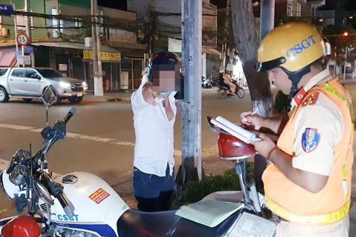 Người đàn ông say xỉn đe dọa phóng viên ghi hình khi bị CSGT xử lý