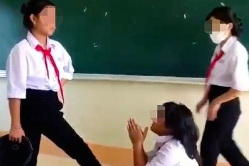 Nhìn không 'ưa mắt', một nữ sinh bị bạn cùng lớp đánh tới tấp
