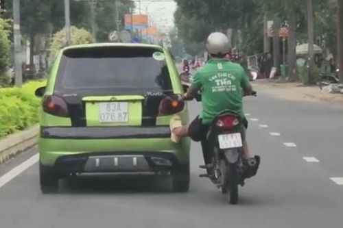 Xe máy đẩy xe hơi băng băng trên đường ở Sóc Trăng