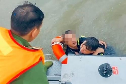 Binh nhất vật lộn trong nước xiết, cứu thanh niên nhảy cầu Kênh Tẻ