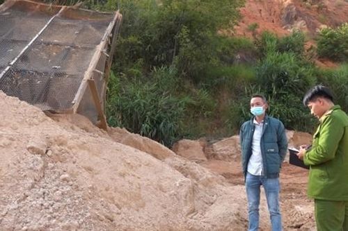 Phát hiện 400m3 cát lậu bên hồ thủy điện Đa Cho Mo