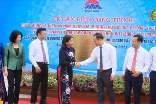 Gắn biển cụm công trình chào mừng ngày 10/10 tại Hà Nội