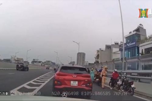 Trốn CSGT, xe máy nối đuôi ngược chiều trên đường vành đai