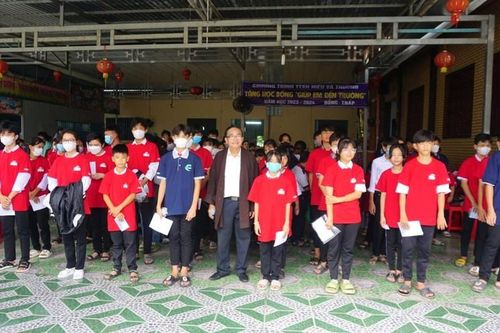 Đồng Tháp: Trao 134 suất học bổng tặng học sinh, sinh viên có hoàn cảnh khó khăn