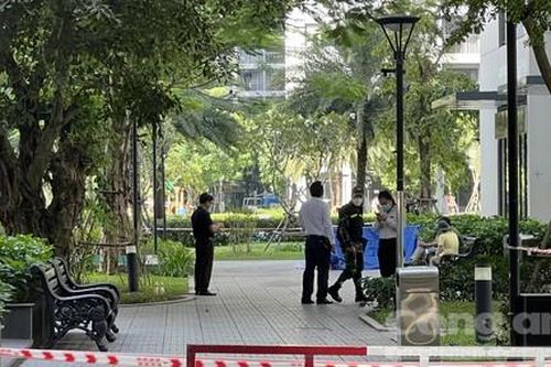 Cô gái trẻ rơi từ tầng cao chung cư xuống đất tử vong ở TP.Thủ Đức