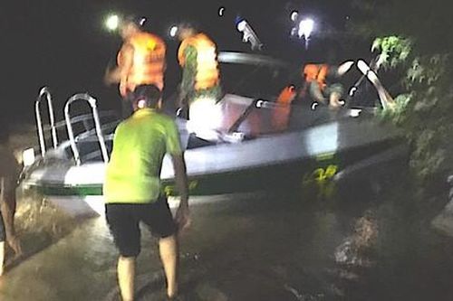 Đưa sản phụ ở thôn bị lũ cô lập đến bệnh viện sinh con an toàn
