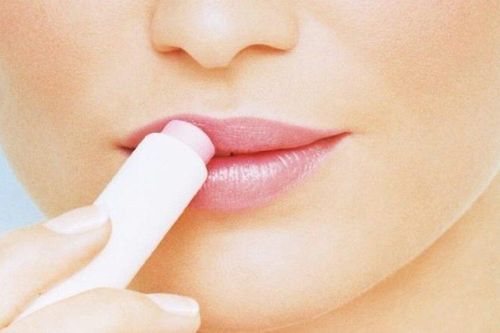 Phun môi bao lâu mới được đánh son?