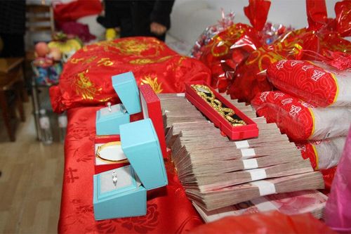 Trả nợ thay mẹ chồng 8 năm chưa xong, nàng dâu suy sụp biết đó là tiền sính lễ