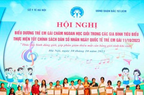 Khen thưởng 100 bé gái chăm ngoan, học giỏi quận Bắc Từ Liêm