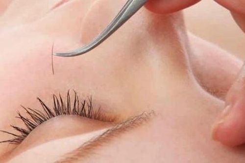 Cách hạn chế rụng lông mi khi chải mascara