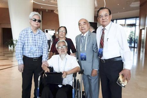 Những cụ già ngụ ở Đồi Rồng