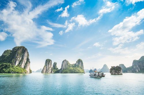 Vịnh Hạ Long lọt top điểm đến hấp dẫn nhất thế giới năm 2024