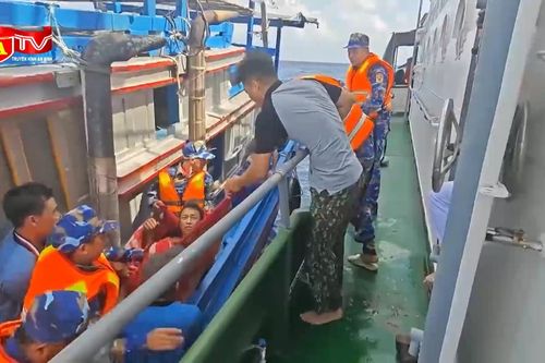 Cứu nạn người đàn ông 42 tuổi bị cá kiếm đâm ngang bụng