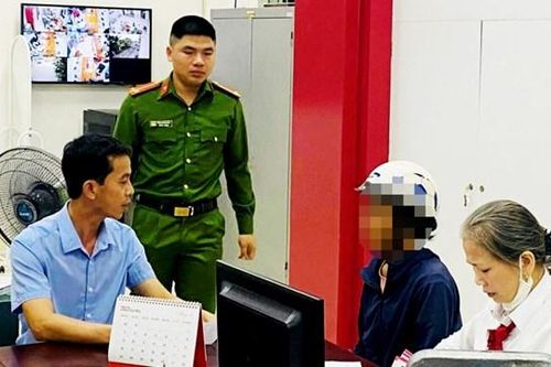 Giao dịch viên ngân hàng ngăn chặn hành vi lừa đảo 100 triệu đồng