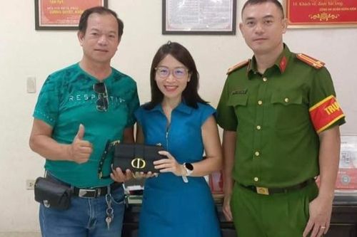 Người phụ nữ quên túi xách có giá trị lớn được công an phường tìm lại