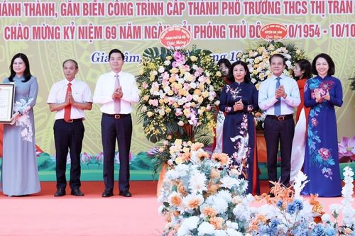 Khánh thành, gắn biển công trình cấp thành phố với Trường THCS Trâu Quỳ (Gia Lâm)