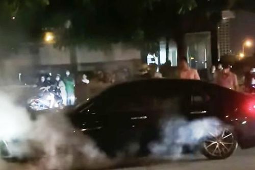 Hà Nội: Nam tài xế bất tỉnh sau khi ô tô Camry lao lên vỉa hè