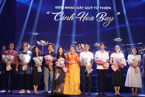 Xúc động đêm nhạc 'Cánh hoa bay': Viết tiếp ước mơ đến trường của nạn nhân vụ cháy chung cư
