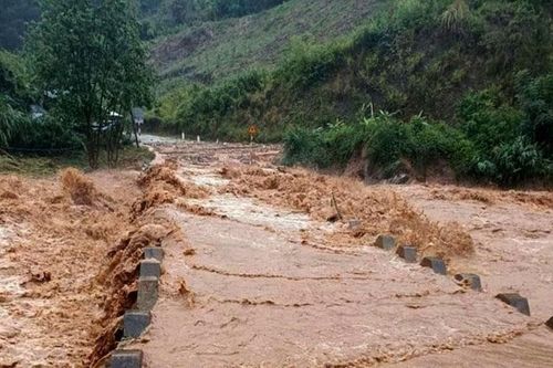 Độ ẩm đất bão hòa, nguy cơ cao lũ quét, sạt lở ở vùng núi Quảng Trị-Quảng Ngãi