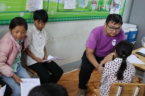Khám sàng lọc và phát thuốc cho 300 trẻ em vùng cao