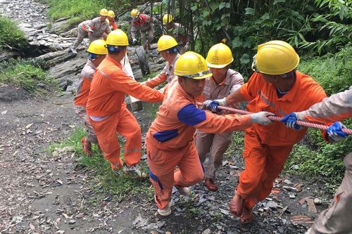 Đưa điện thắp sáng bản làng vùng cao