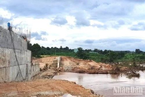 Gia Lai: Đập dẫn nước công trình thủy điện bị cuốn trôi