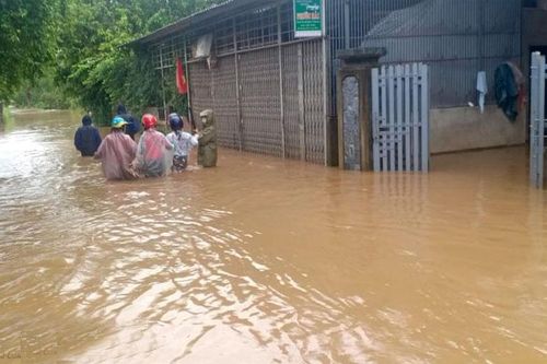 Mưa lớn mở rộng ra nhiều vùng trên cả nước, cảnh báo ngập úng diện rộng