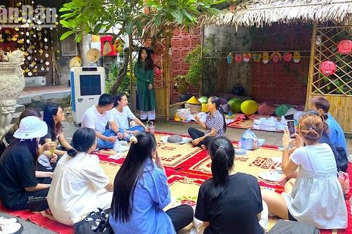 Những người trẻ 'mang làng ra phố'