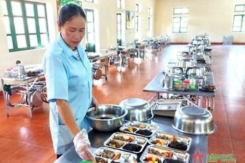 Chị nuôi quân tận tụy