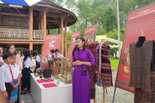 Trưng bày hơn 200 hình ảnh, hiện vật về A Lưới