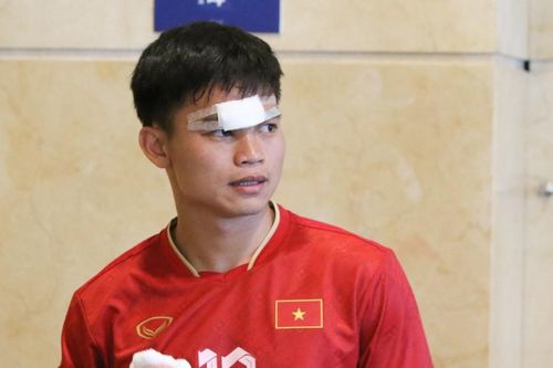 Hồ Văn Cường khâu 7 mũi từ chấn thương trong trận gặp đội tuyển Trung Quốc