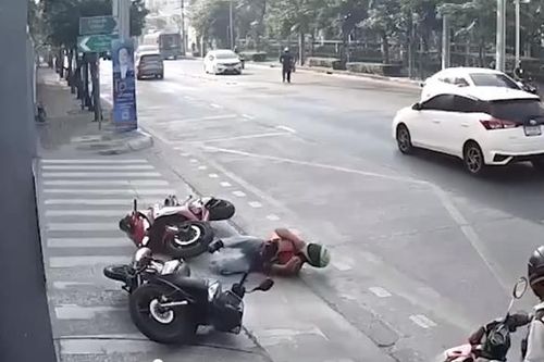 Xe máy không người lái bất ngờ phi qua đường 'hạ gục' người đàn ông