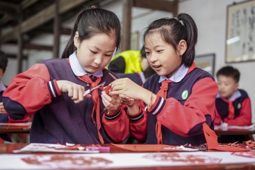 Trường tiểu học yêu cầu học sinh học nói tiếng Anh lưu loát